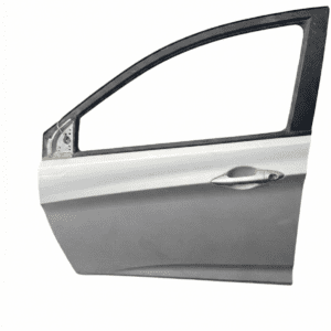 Puerta delantera izquierda original para conductor de Hyundai Accent RB sedán color plata. Repuesto de carrocería en Desarmaduría El Chino, Chillán.