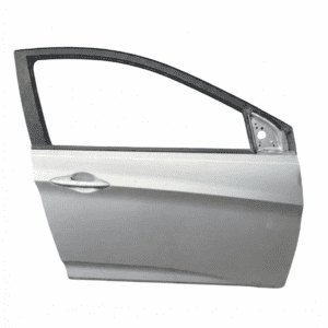 Puerta delantera derecha original para copiloto de Hyundai Accent RB sedán color plata. Repuesto usado de carrocería en Desarmaduría El Chino, Chillán Viejo.